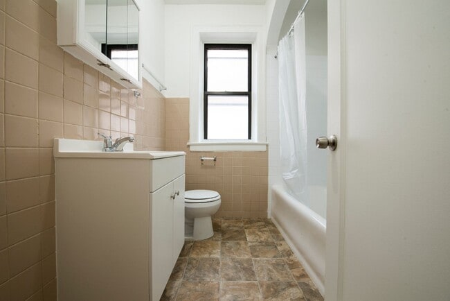 7701 S Yates Blvd Chicago, IL 60649 in Chicago, IL - Foto de edificio - Building Photo