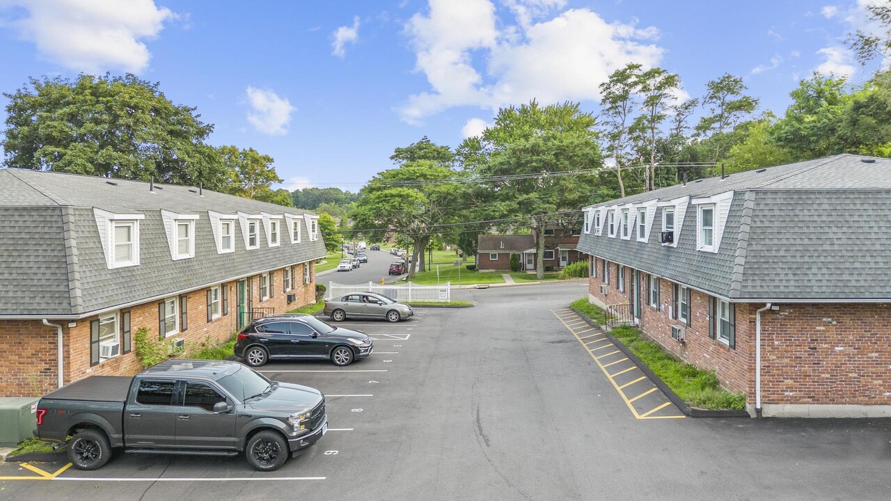 Long Acre Condominiums in Waterbury, CT - Building Photo