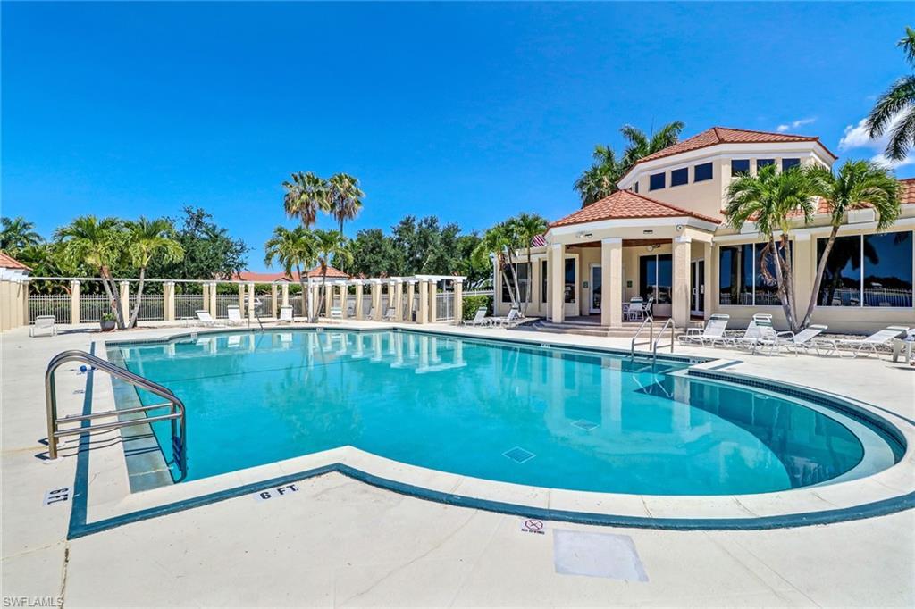 7760 Emerald Cir, Unit 101 in Naples, FL - Foto de edificio