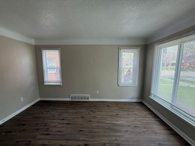 Fully Renovated 3-Bedroom Home – Move-In R in Detroit, MI - Foto de edificio - Building Photo