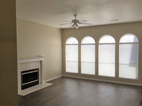 208 Hollander Ct in League City, TX - Building Photo - Building Photo