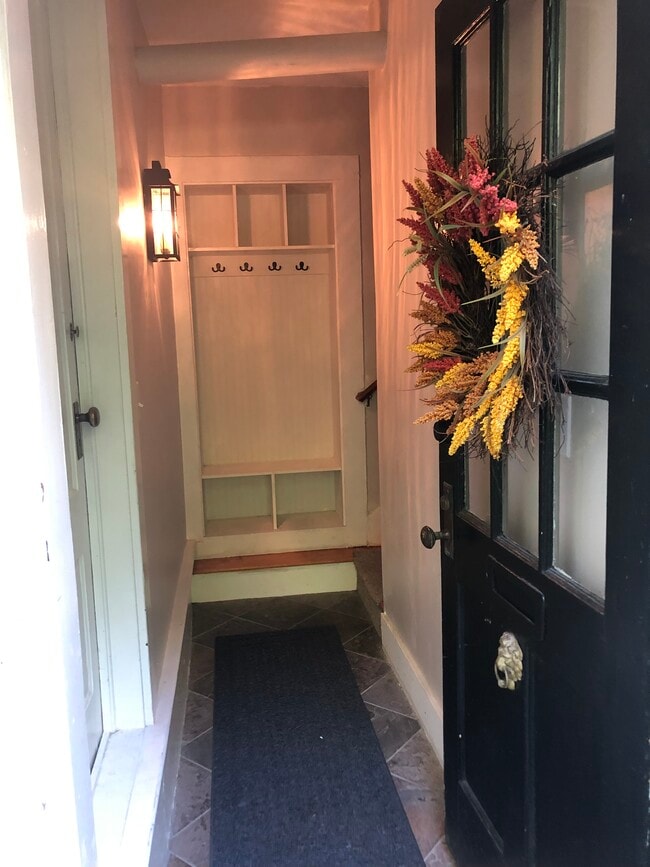 31 Abbott Rd, Unit Carriage House in Wellesley, MA - Building Photo - Building Photo