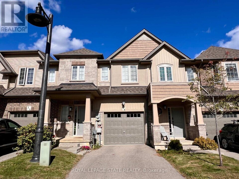13 Dresser Ln in Hamilton, ON - Building Photo