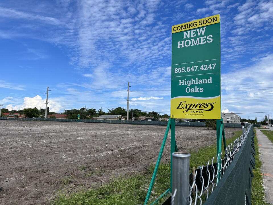 Highland Oaks in Pompano Beach, FL - Building Photo