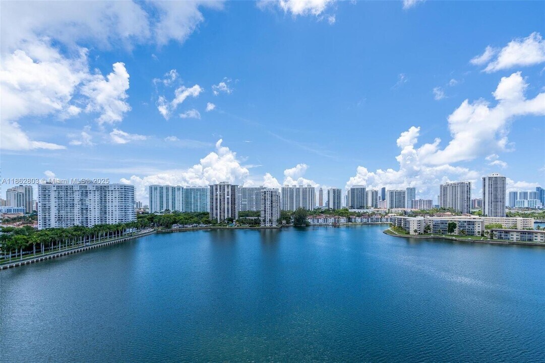 18081 Biscayne Blvd in Aventura, FL - Building Photo