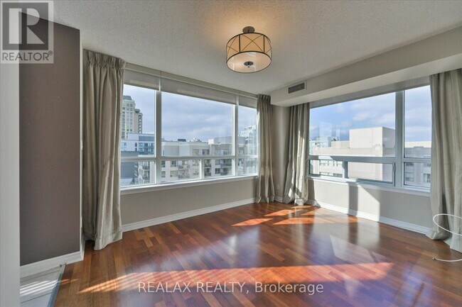 2 Rean Dr in Toronto, ON - Building Photo - Building Photo