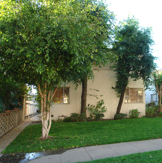 10710 Camarillo St in North Hollywood, CA - Foto de edificio - Building Photo