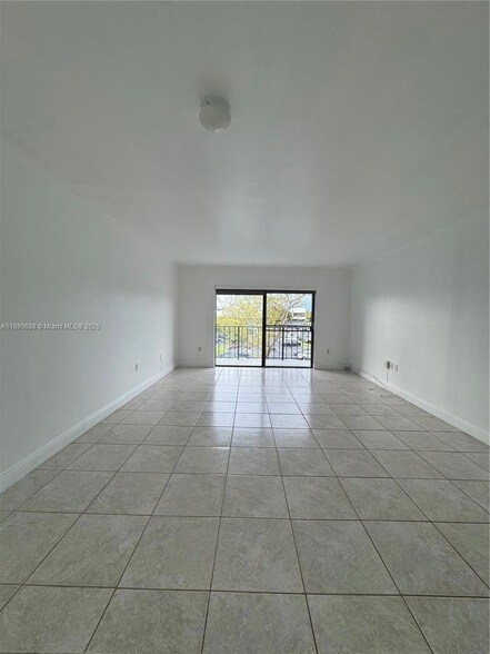 10431 N Kendall Dr, Unit D312 in Miami, FL - Building Photo