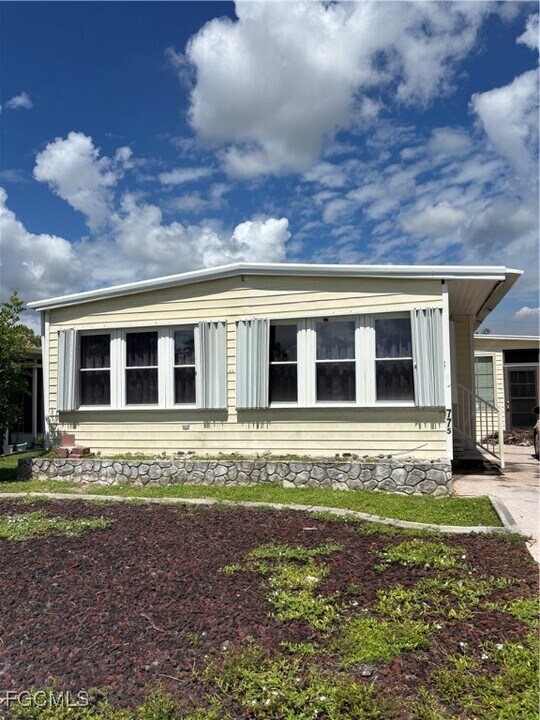 775 Knotty Pine Cir in North Fort Myers, FL - Building Photo