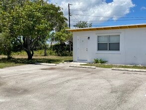 3137 Avenue J, Unit 6 in Riviera Beach, FL - Foto de edificio - Building Photo