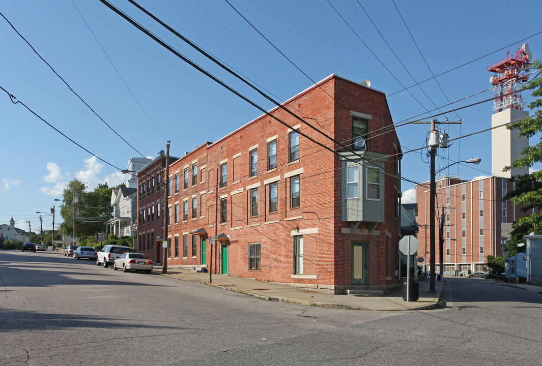 5 Huntington St in New London, CT - Building Photo