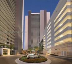 16385 Biscayne Blvd in Aventura, FL - Building Photo
