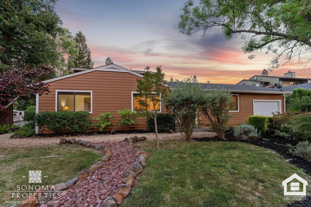 1011-1053 Sonoma Glen Cir in Glen Ellen, CA - Building Photo