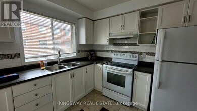 2 Clay Brick Ct in Brampton, ON - Building Photo - Building Photo