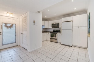 8940 S Hollybrook Blvd in Pembroke Pines, FL - Building Photo