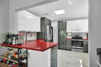 820 W 43rd Ct in Miami Beach, FL - Building Photo - Building Photo