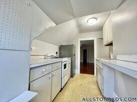 18 Quint Ave, Unit 3 in Boston, MA - Building Photo