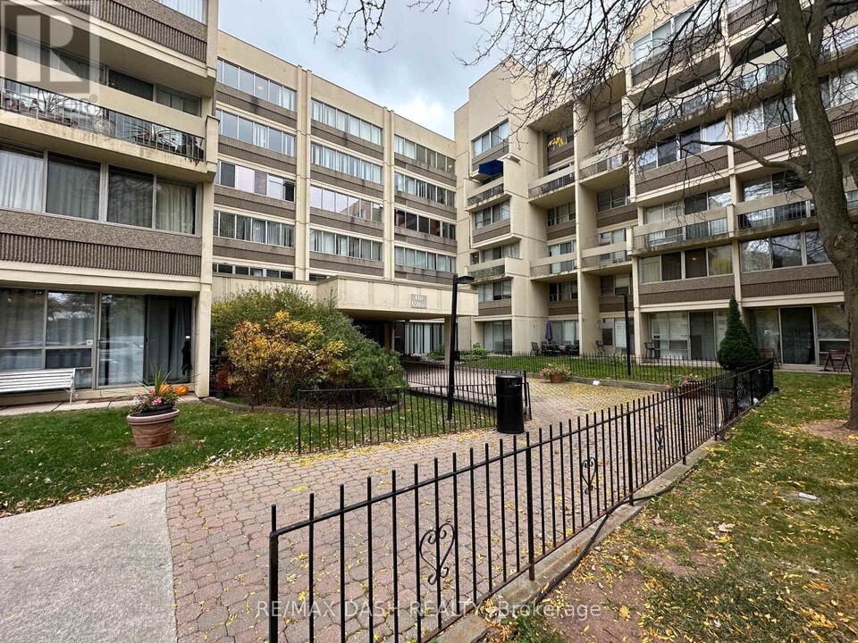 1300-1300 Marlborough Ct in Oakville, ON - Building Photo