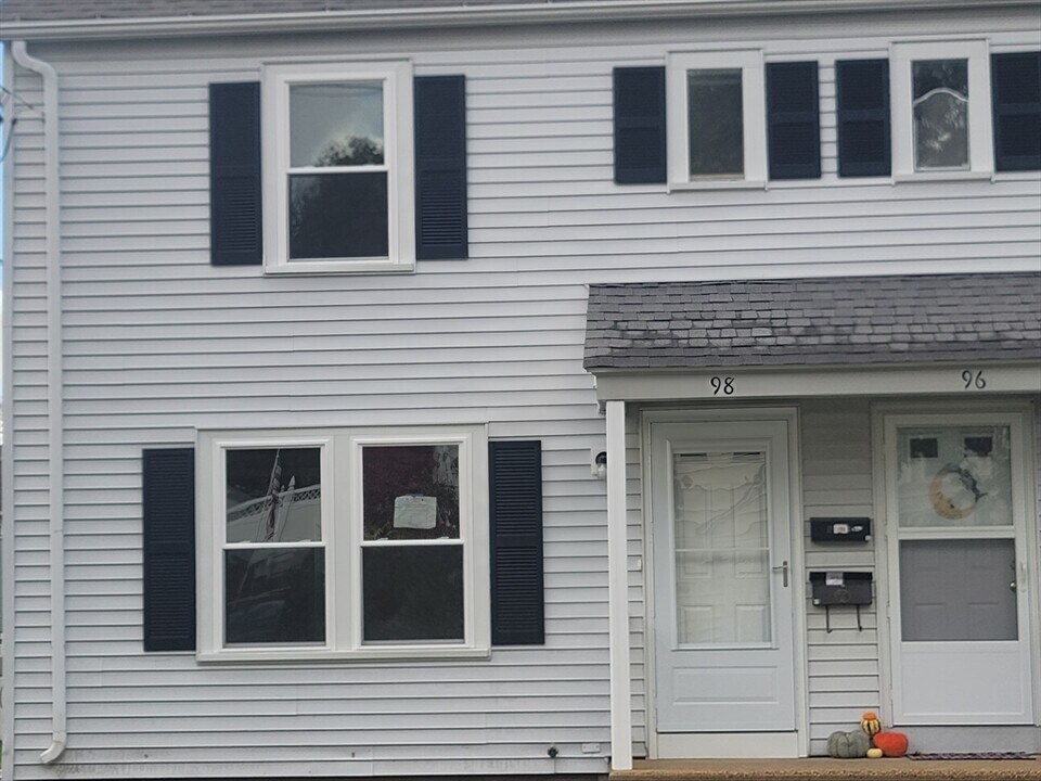 98 Uncatena Ave in Worcester, MA - Building Photo