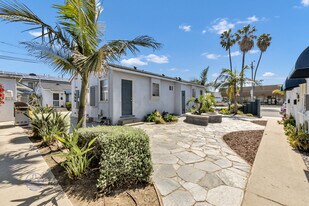 Naples Isle Apartments in Long Beach, CA - Building Photo