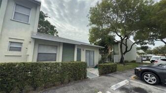 873 Crystal Lake Dr in Pompano Beach, FL - Building Photo