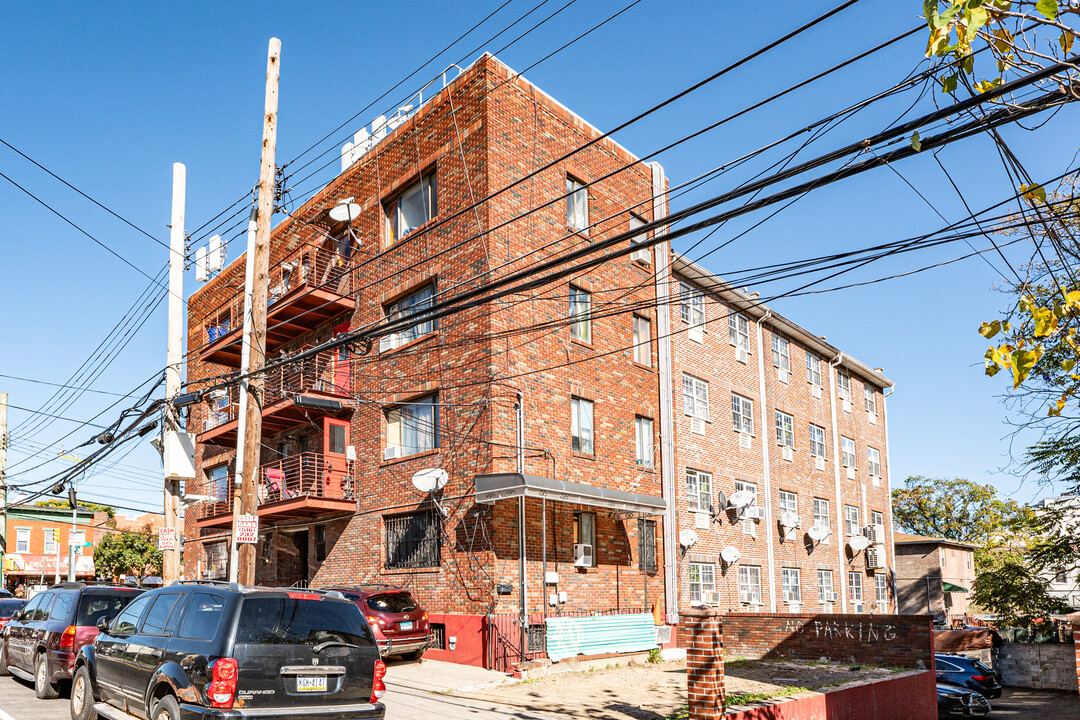 3405 108th St in Corona, NY - Building Photo