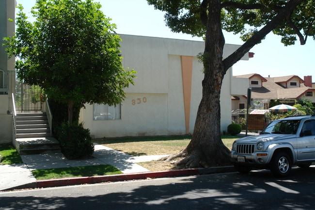 350 W Wilson Ave in Glendale, CA - Foto de edificio - Building Photo