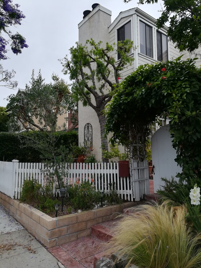 502 Acacia Ave in Newport Beach, CA - Foto de edificio - Building Photo