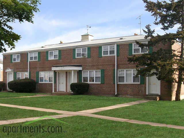 Evergreen Town House Apartments in New Britain, CT - Building Photo