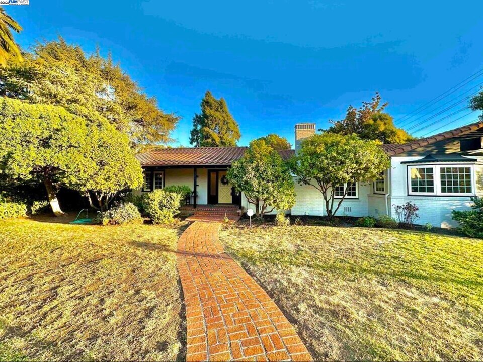 915 Estudillo Ave in San Leandro, CA - Building Photo