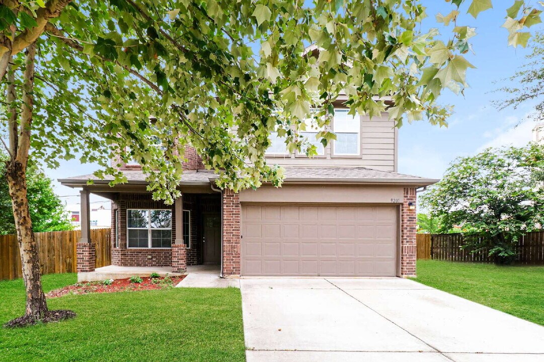 9201 Sawyer Fay Ln in Austin, TX - Building Photo