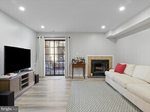 6908 Mary Caroline Cir in Alexandria, VA - Building Photo - Building Photo