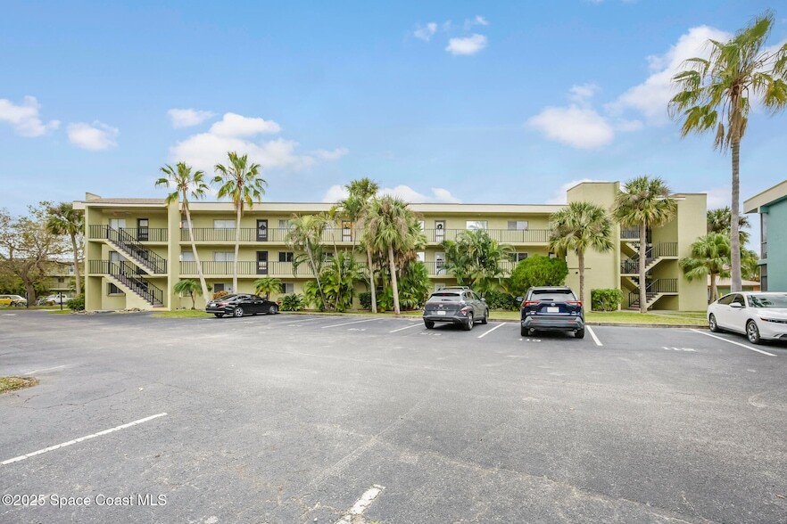 1001 W Eau Gallie Blvd, Unit 211 in Melbourne, FL - Building Photo