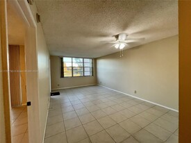 9470 Live Oak Pl in Davie, FL - Building Photo - Building Photo