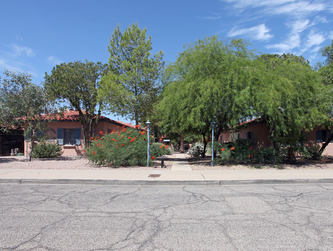 Forgeus Village Apartments in Tucson, AZ - Foto de edificio - Building Photo