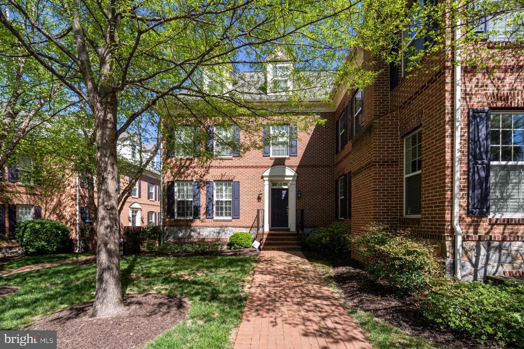 3911 Chain Bridge Rd in Fairfax, VA - Building Photo