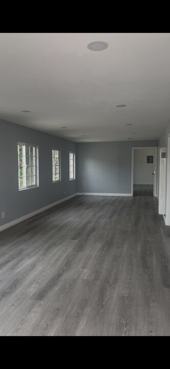 8136 Walnut Dr in Los Angeles, CA - Building Photo