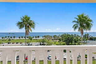 1200 N Shore Dr NE in St. Petersburg, FL - Building Photo