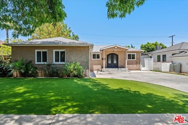 18725 Martha St in Los Angeles, CA - Foto de edificio - Building Photo