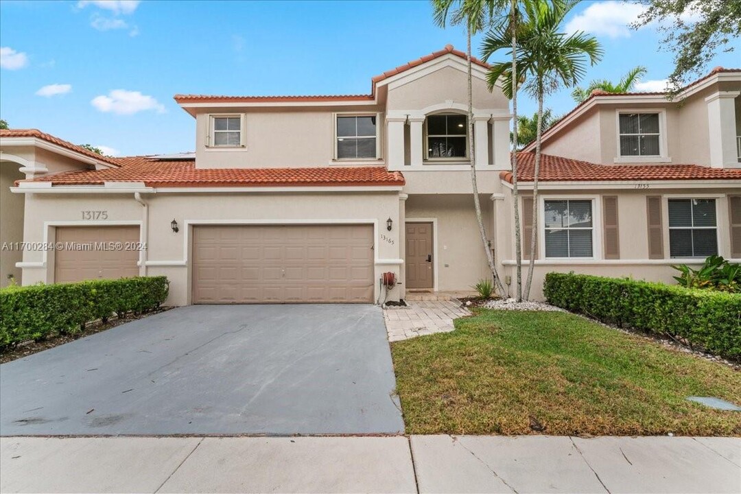 13165 NW 9th Ct in Pembroke Pines, FL - Foto de edificio