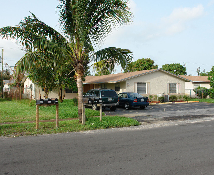 5880 NW 19th Ct in Fort Lauderdale, FL - Building Photo