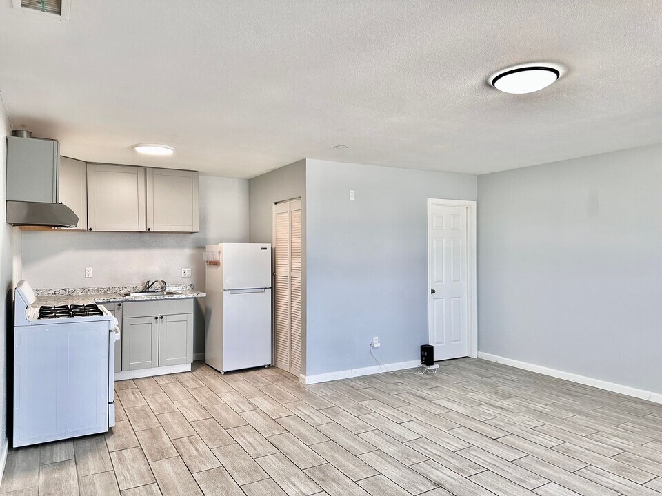 27390 Alessandro Blvd in Moreno Valley, CA - Building Photo