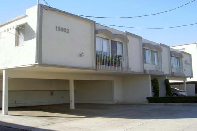 El Paseo Apartments in Van Nuys, CA - Building Photo - Building Photo