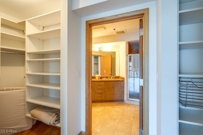 property at 701 W Lakeside Ave