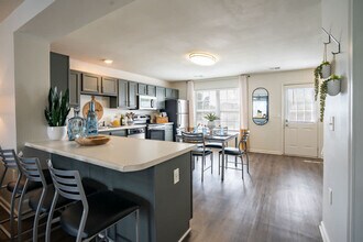 1051 Southern Dr in Columbia, SC - Foto de edificio - Building Photo