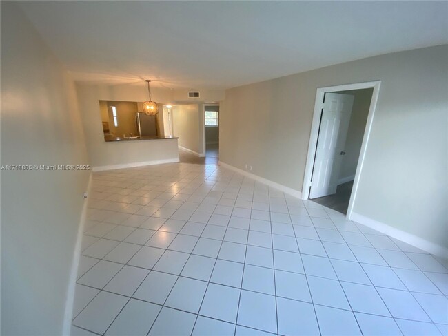 8051 S Colony Cir in Tamarac, FL - Building Photo - Building Photo