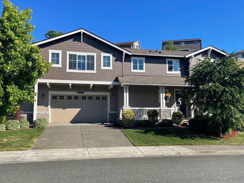 10904 171st Ave E in Lake Tapps, WA - Building Photo