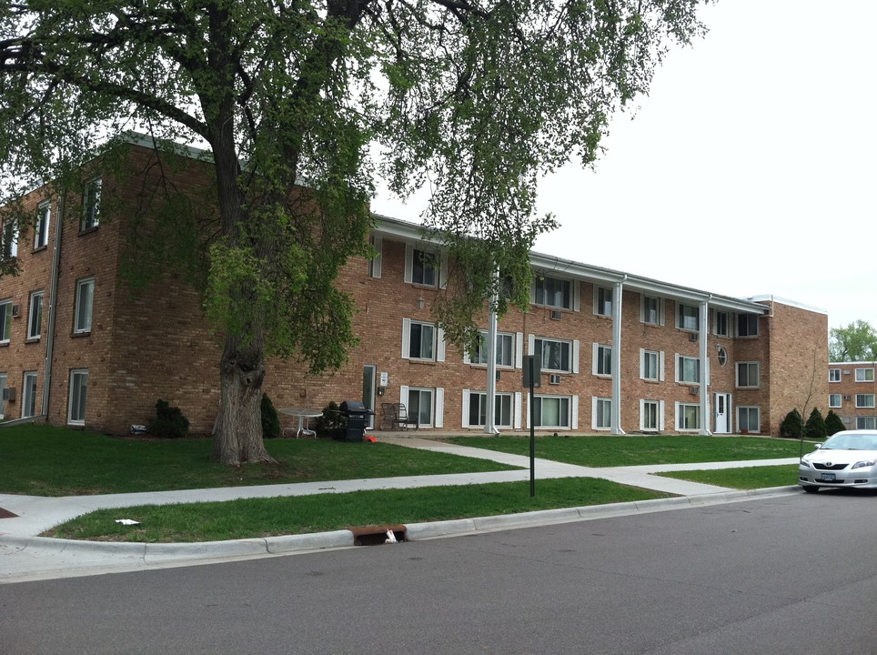 COUNTRY VIEW APARTMENTS in Savage, MN - Building Photo