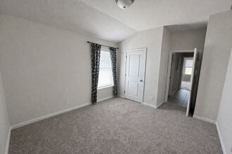 300 Low Bramble Dr in Hutto, TX - Building Photo - Building Photo