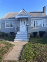 212 Dayton Rd in Bridgeport, CT - Building Photo